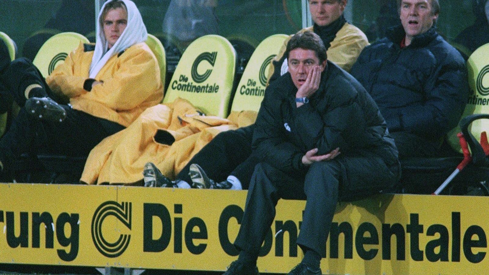 
                <strong>Bernd Krauss (Borussia Dortmund)</strong><br>
                Der gebürtige Dortmunder Bernd Krauss bekam im Februar 2000 die Chance, den BVB zu coachen. Was sich wie ein Traum anhört, wurde für Krauss eher zum Albtraum. Als Nachfolger von Michael Skibbe sollte Krauss die Borussia stabilisieren, doch genau das Gegenteil passierte. Unter Krauss konnten die Dortmunder keines der 13 Spiele in seiner Verantwortung gewinnen und rutschten so in den Abstiegskampf. Nach der sechsten Niederlage in Folge, einem 1:3 zuhause gegen Unterhaching, handelten die BVB-Verantwortlichen und warfen Krauss nach nur wenigen Monaten wieder raus. Mit einem Schnitt von 0,38 Punkten ist Krauss bis heute der mit Abstand erfolgloseste Coach des BVB im 21. Jahrhundert. Nach dem Krauss-Aus übernahm das Duo Udo Lattek und Matthias Sammer, führte Dortmund zum Klassenerhalt und Sammer machte den BVB in der darauffolgenden Saison zum Meister. Spätestens zu diesem Zeitpunkt dürften die Fans die Katastrophen-Ära unter Krauss vergessen haben. 
              