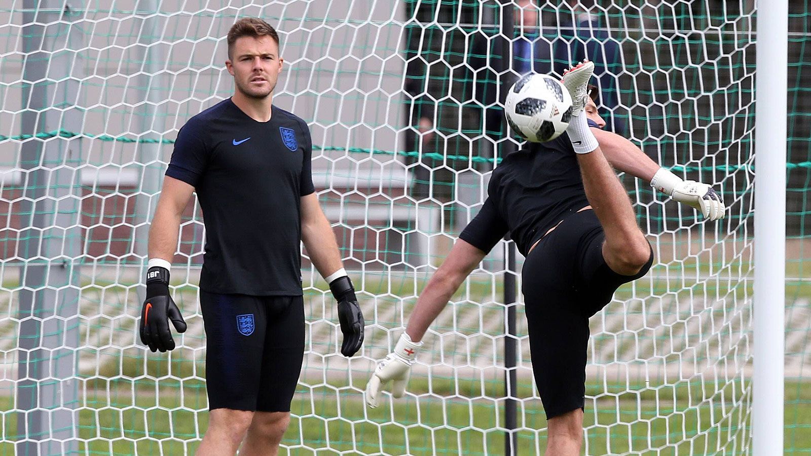 
                <strong>Bei England kamen nur die Ersatztorhüter noch nicht zum Zug</strong><br>
                Englangs Coach Gareth Southgate setzte bereits alle 20 Feldspieler seines Kaders ein. Nur die Torhüter Jack Butland und Nick Pope (im Bild v.l.) warten noch auf ihre WM-Premiere.
              