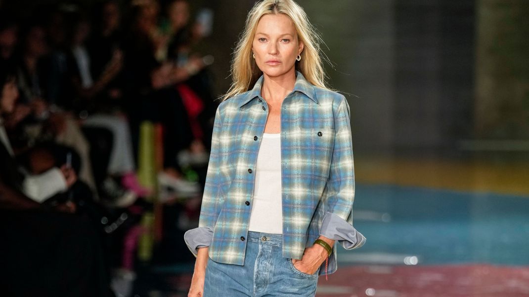 Bottega Veneta schickte Topmodel Kate Moss in einem Holzfällerhemd über den Runway.