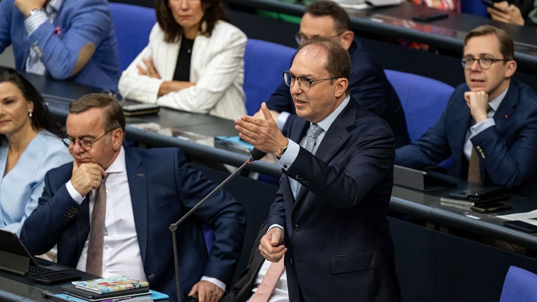 Alexander Dobrindt (CSU, zweiter von rechts), Bundesinnenminister, bei der Sitzung im Bundestag.