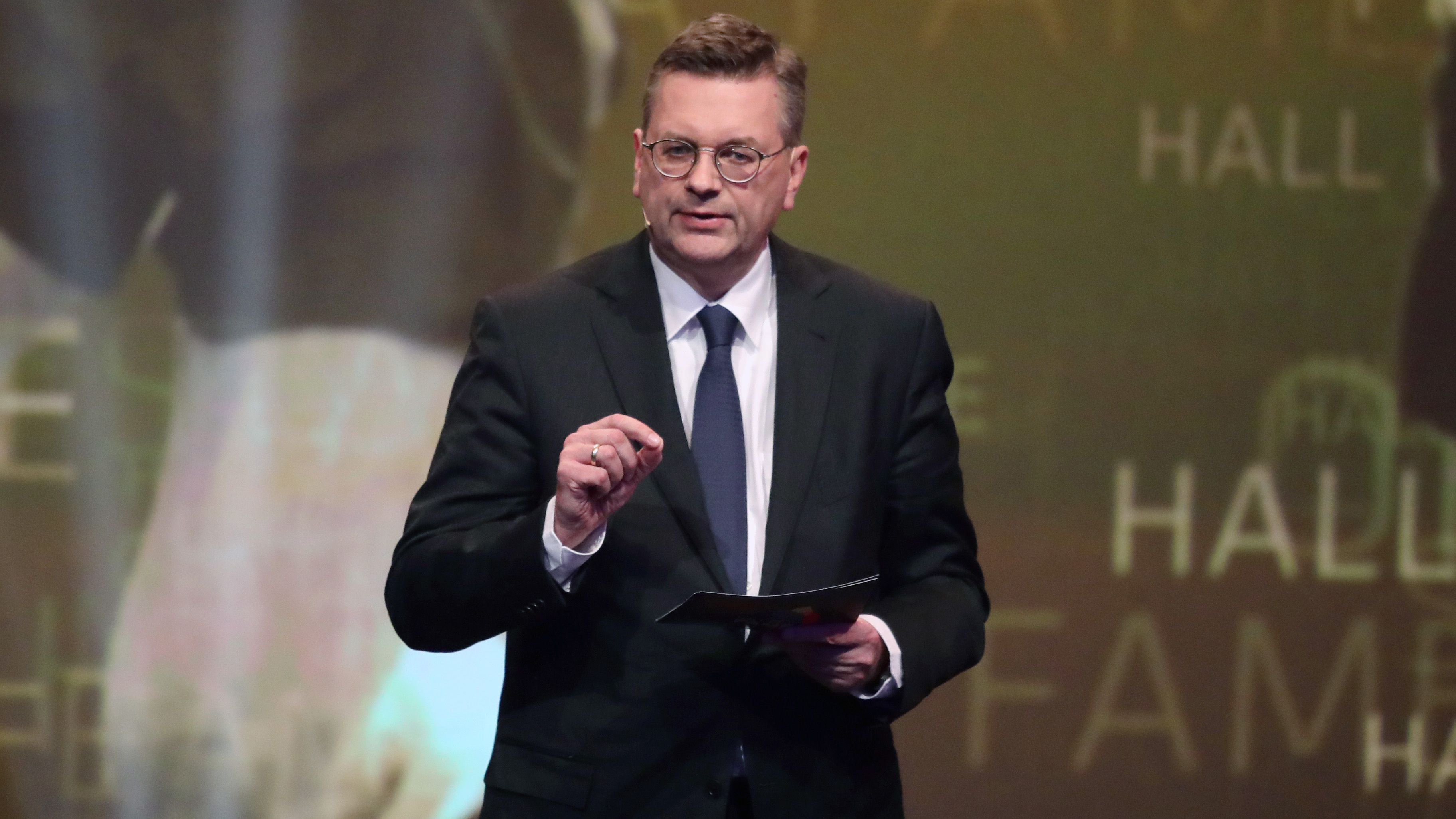 
                <strong>Reinhard Grindel (2016-2019)</strong><br>
                Der Journalist und langjährige Bundestagsabgeordnete wird im April 2016 zum DFB-Präsidenten gewählt und soll das ramponierte Image des Verbands wieder aufpolieren: In den aktiven Fanszenen Deutschlands steigt die Ablehnung gegen den DFB, gleichzeitig lässt die Aufarbeitung des WM-Skandals zu Wünschen übrig. Als nach der EM 2016 auch das Interesse an der Nationalmannschaft nachlässt, verliert der Verband weiter an Rückhalt, wobei besonders Grindel keine glückliche Figur abgibt.
              