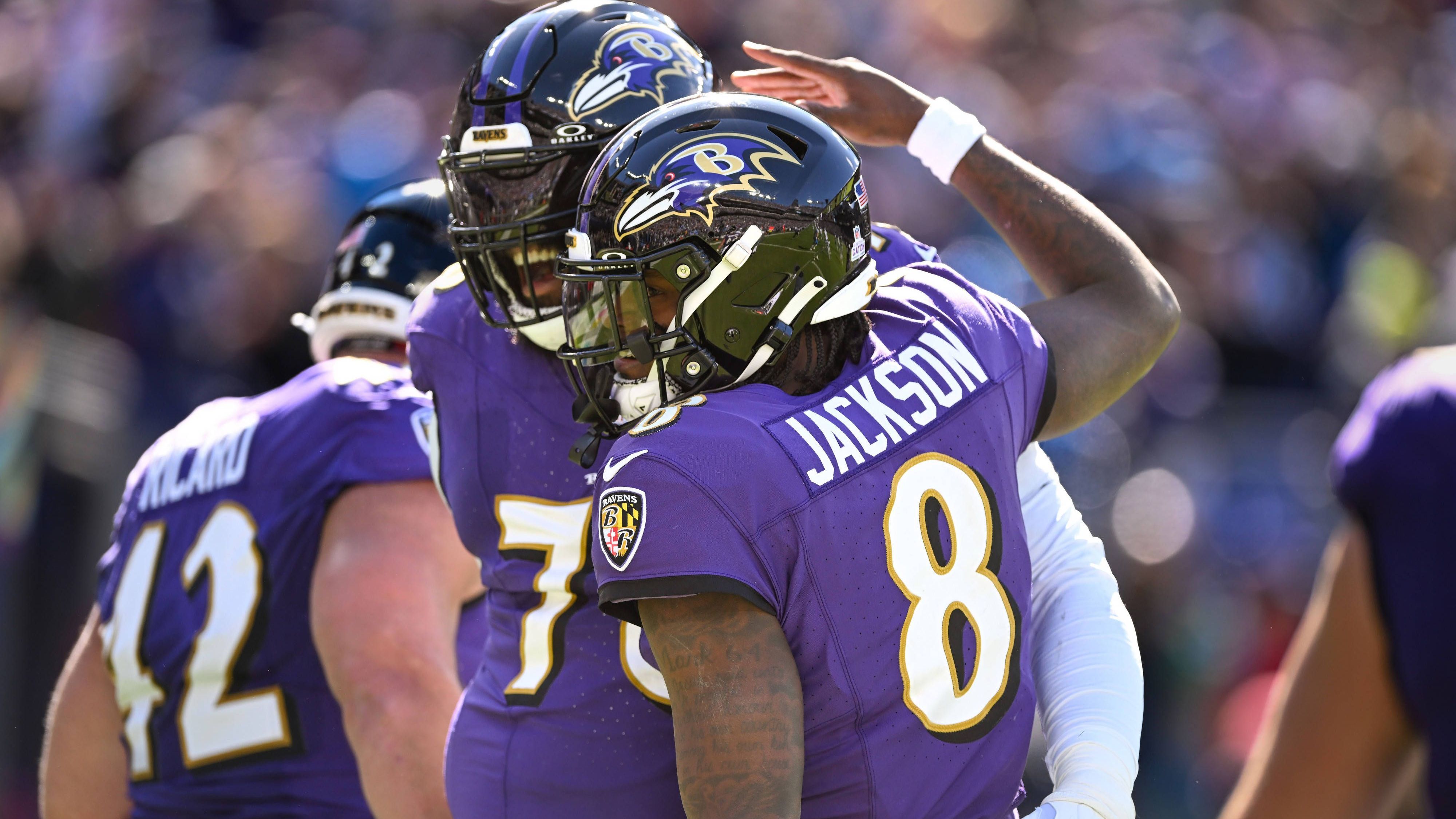 <strong>Gewinner: Die gesamte Offense der Baltimore Ravens<br></strong>Es gab nicht wenige Fragezeichen, als die Baltimore Ravens ihre Offense in diesem Sommer umstellten. Todd Monken wurde neuer Koordinator und fokussierte sich mehr auf das Passspiel. Nicht jeder war damit einverstanden. Es hieß, man würde Lamar Jackson um seine größte Stärke berauben, das Laufspiel.