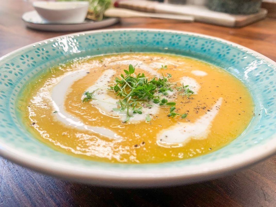 Die Spaghettikürbis-Suppe schmeckt ausgezeichnet als Vorspeise oder als Hauptgang mit Brotbeilage.