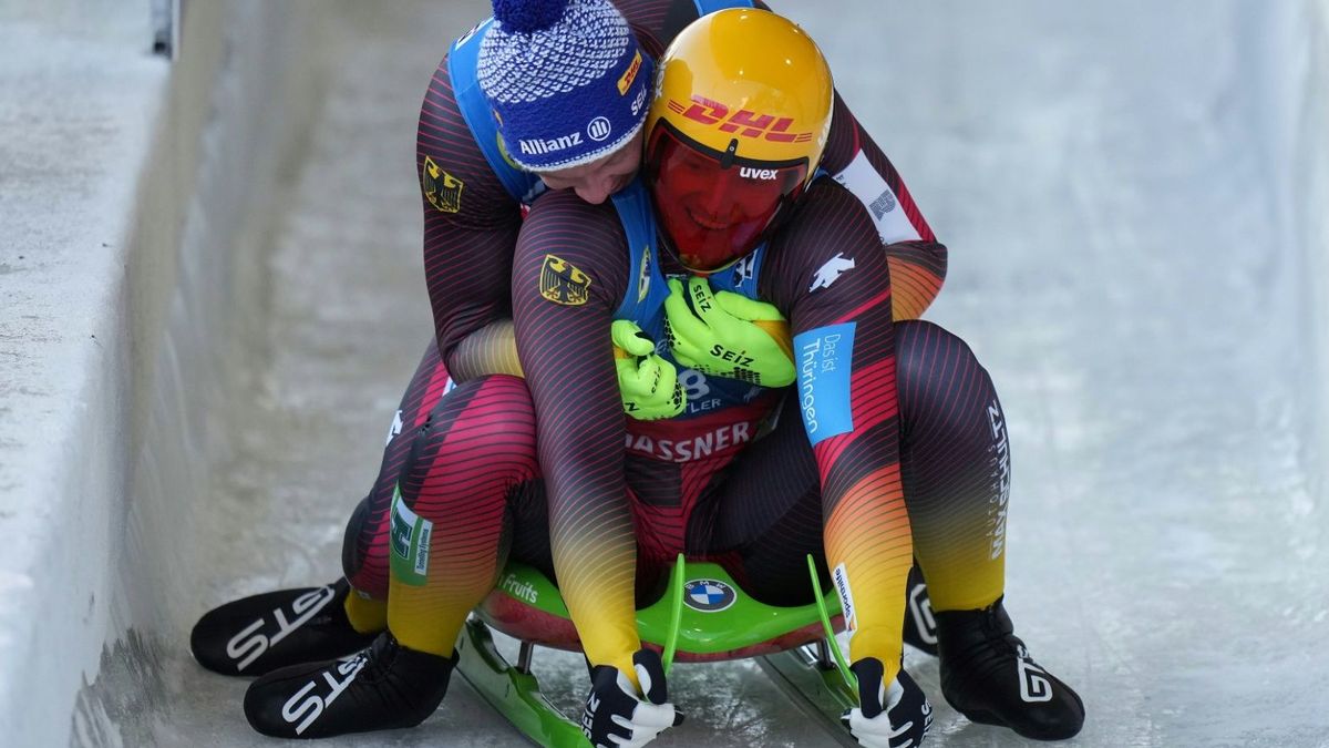 Felix Loch umarmt Max Langenhan nach dem WM-Triumph