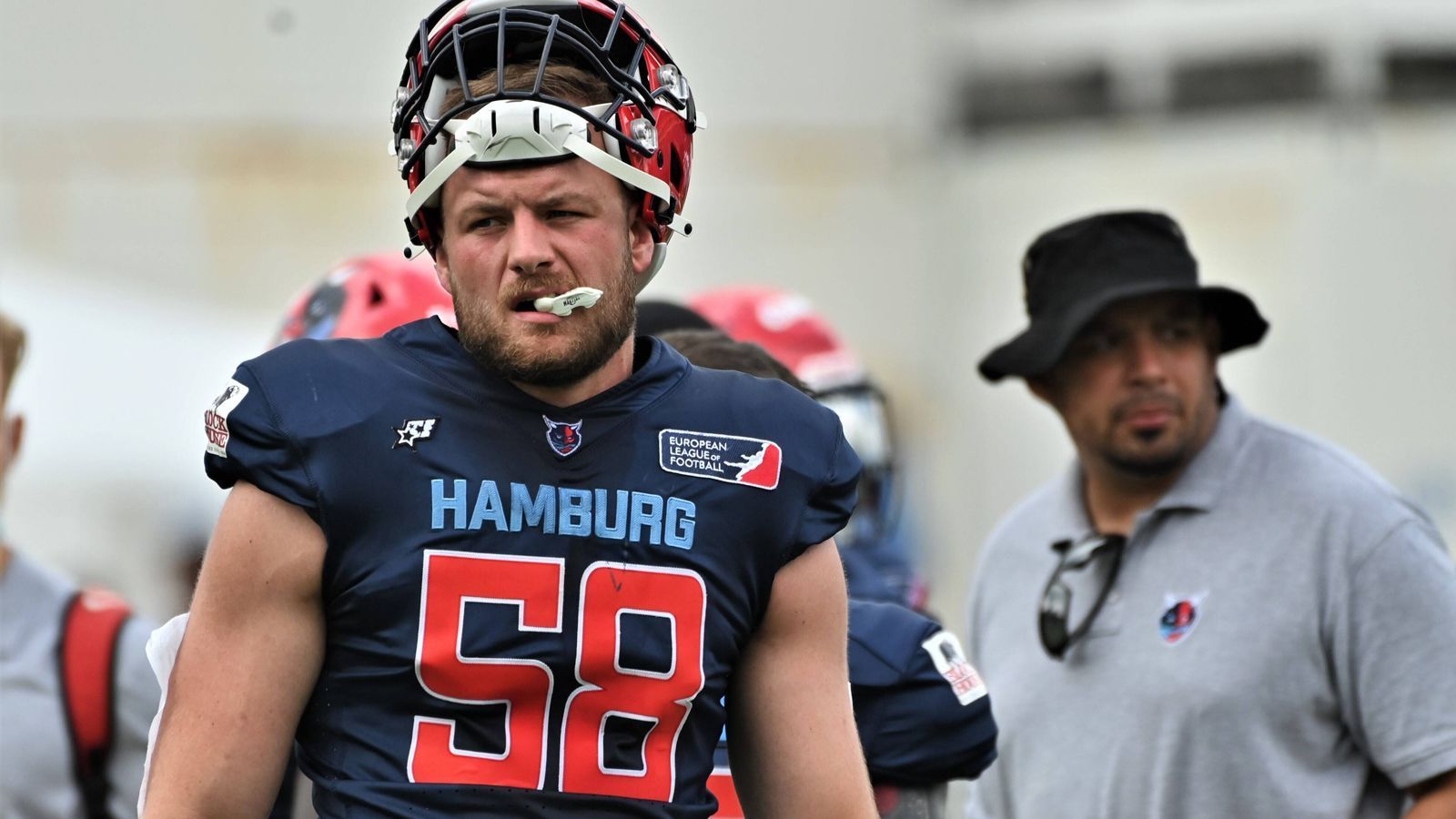 
                <strong>Jan-Phillip Bombek (Defensive End, Leipzig Kings)</strong><br>
                Jan-Phillip Bombek überragte vergangene Saison bei den Hamburg Sea Devils. Bis ihm eine Knieverletzung das Saisonaus bescherte, führte er mit elf Sacks die Liga an. Zur neuen Saison wechselt er zu den Leipzig Kings. Der gebürtige Hamburger spielte in den USA am College für die Colorado State Rams. Beim NFL Draft 2020 wurde er zwar nicht ausgewählt, hatte aber laut eigenen Angaben ein Vertragsangebot der Los Angeles Rams vorliegen. Das damalige Visum-Stopp, welches aufgrund der Corona-Pandemie verhängt wurde, machte ihm allerdings einen Strich durch die Rechnung.
              