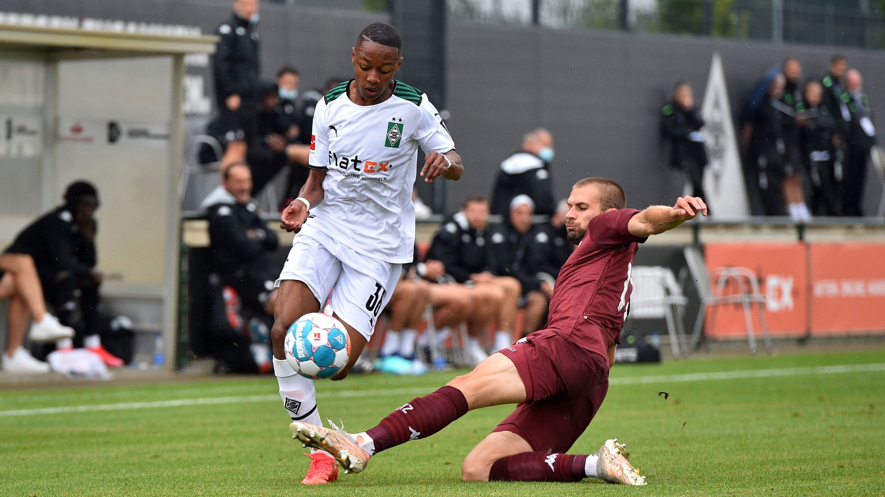 
                <strong>Yvandro Borges Sanches (Borussia Mönchengladbach)</strong><br>
                Borges Sanches gilt als Versprechen für die Gladbacher Zukunft auf dem linken Flügel und hat im Alter von nur 18 Jahren bereits acht Länderspiele für Luxemburg vorzuweisen. Ende Mai folgte der Lohn in Form des ersten Profivertrags, der laut Sportdirektor Roland Virkus eine "langfristige" Laufzeit beinhaltet. "Wir sehen noch weiteres großes Entwicklungspotenzial in ihm und freuen uns daher, dass er unseren Weg in den nächsten Jahren mitgehen wird", so Virkus. Vor allem in Eins-gegen-eins-Situationen stellt der flinke Angreifer eine Gefahr für seine Gegenspieler dar, körperlich muss er allerdings noch zulegen.
              