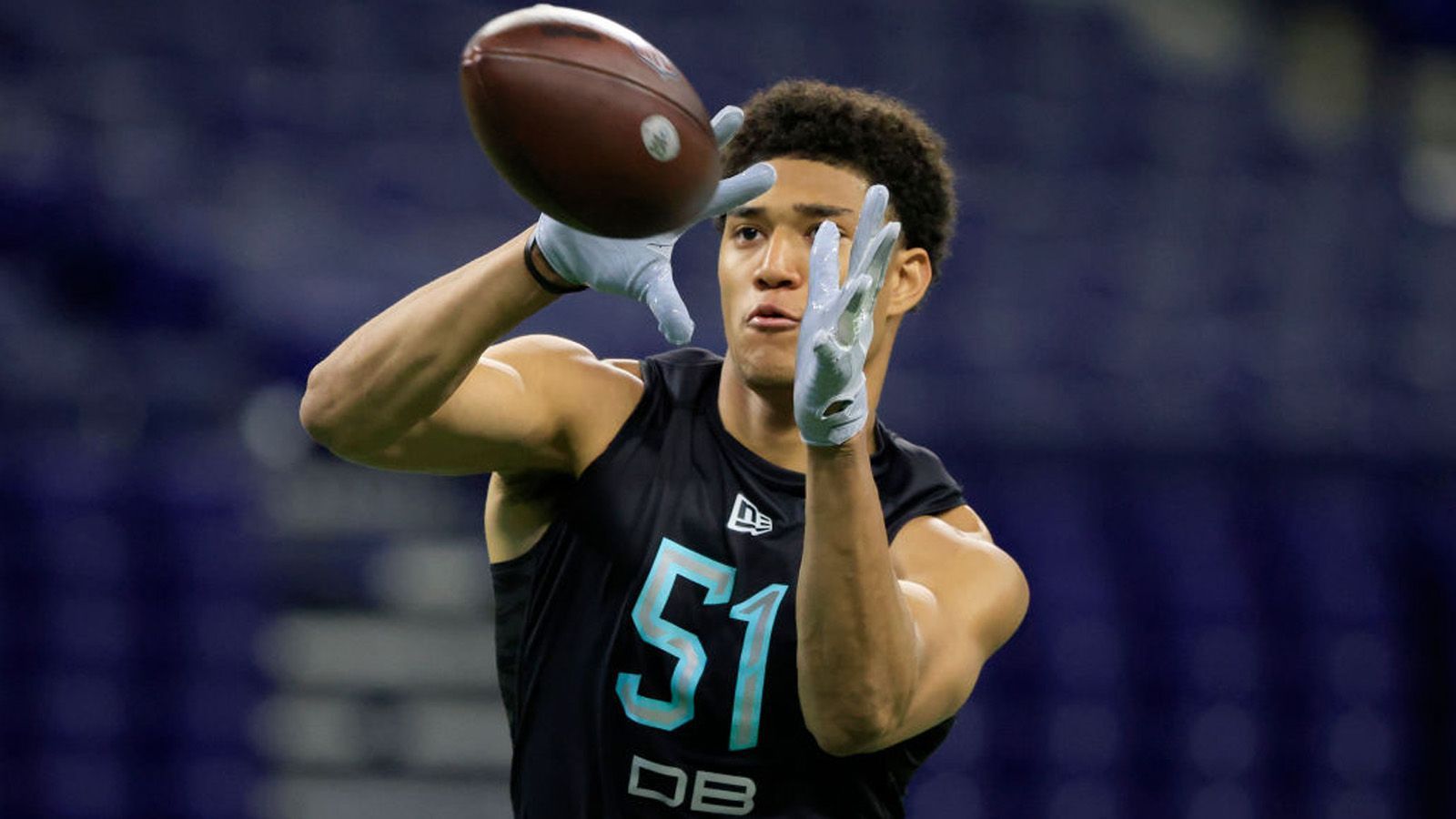
                <strong>11. Pick: Washington Commanders - Kyle Hamilton (Notre Dame), S</strong><br>
                Biest als Safety mit Kam-Chancellor-Vibes. Könnte auch Linebacker spielen, litt nur zuletzt an einer langen Verletzung, wäre sonst früher vom Board.Die Draft Needs der Commanders: WR, S, LB
              