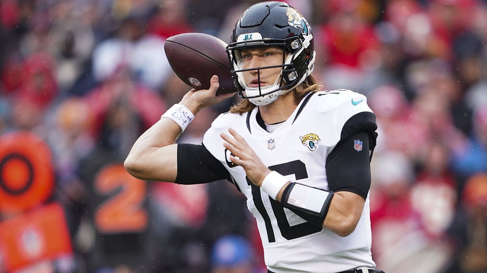 <strong>Jacksonville Jaguars: Stärken (Offensive)</strong><br>
                Trevor Lawrence hat sich mit seinen mentalen und physischen Fähigkeiten als Passer zum Aushängeschild der Jaguars entwickelt und weiß es, seine Top-Receiver (Christian Kirk, Evan Engram oder Neuzugang Calvin Ridley) in Szene zu setzen.