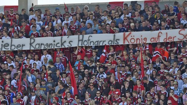 
                <strong>Ingolstadt</strong><br>
                Dem damaligen Ingolstädter Trainer Ralph Hasenhüttl wurde der Wechsel zu RB von den eigenen Fans übel genommen. "Lieber Rangnicks Hofnarr, als König auf der Schanz?", fragten sie.
              