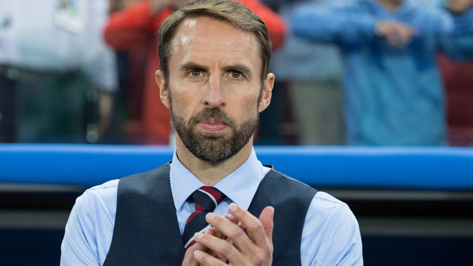 
                <strong>Gareth Southgate (England)</strong><br>
                Er hat die Herzen einer ganzen Nation gewonnen, obwohl er nur eine Notlösung war. Er lässt England nun träumen, vom großen Titel, von "It's coming home". Und dann gibt es noch den Hashtag #GarethSouthgateWould. Eine Hommage an den Nationaltrainer, den endlich mal wieder alle Engländer lieben, die von seiner außerordentlichen Höflichkeit angetan sind. Southgate würde den Fußball erstmal höflich fragen, ob er nach Hause kommen möchte und dann die Eltern kontaktieren und fragen, ob es okay wäre. Bezogen auf den legendären Song "Football's coming Home", der alle Hoffnungen und Sehnsüchte der englischen Fußball-Fans perfekt auf den Punkt bringt.
              