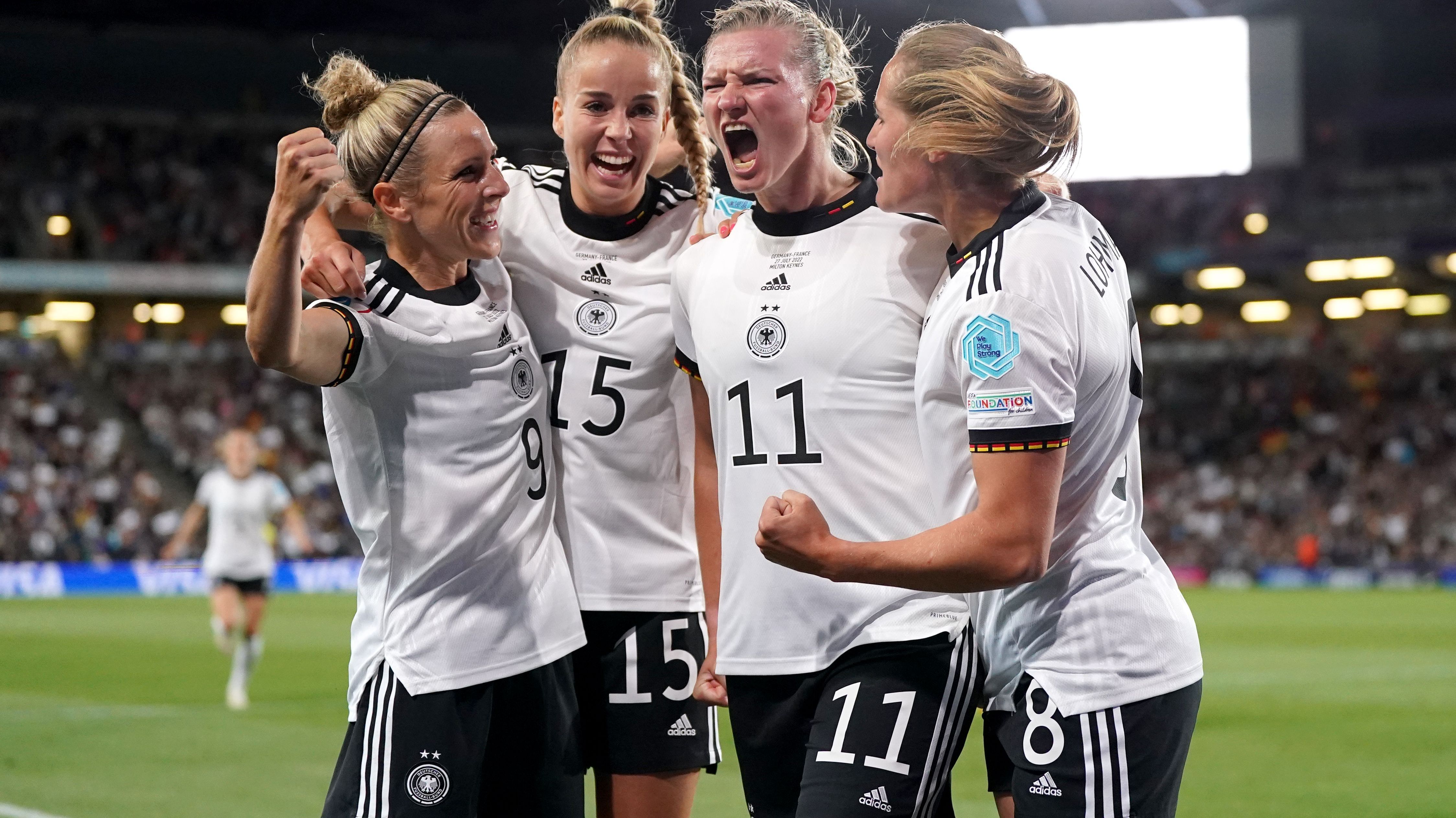 Rückblick - Frauen-EM 2022 in England: Deutschlands Alexandra Popp (2.vr) bejubelt ihr Tor zum 2:1 gegen Frankreich im Halbfinale.