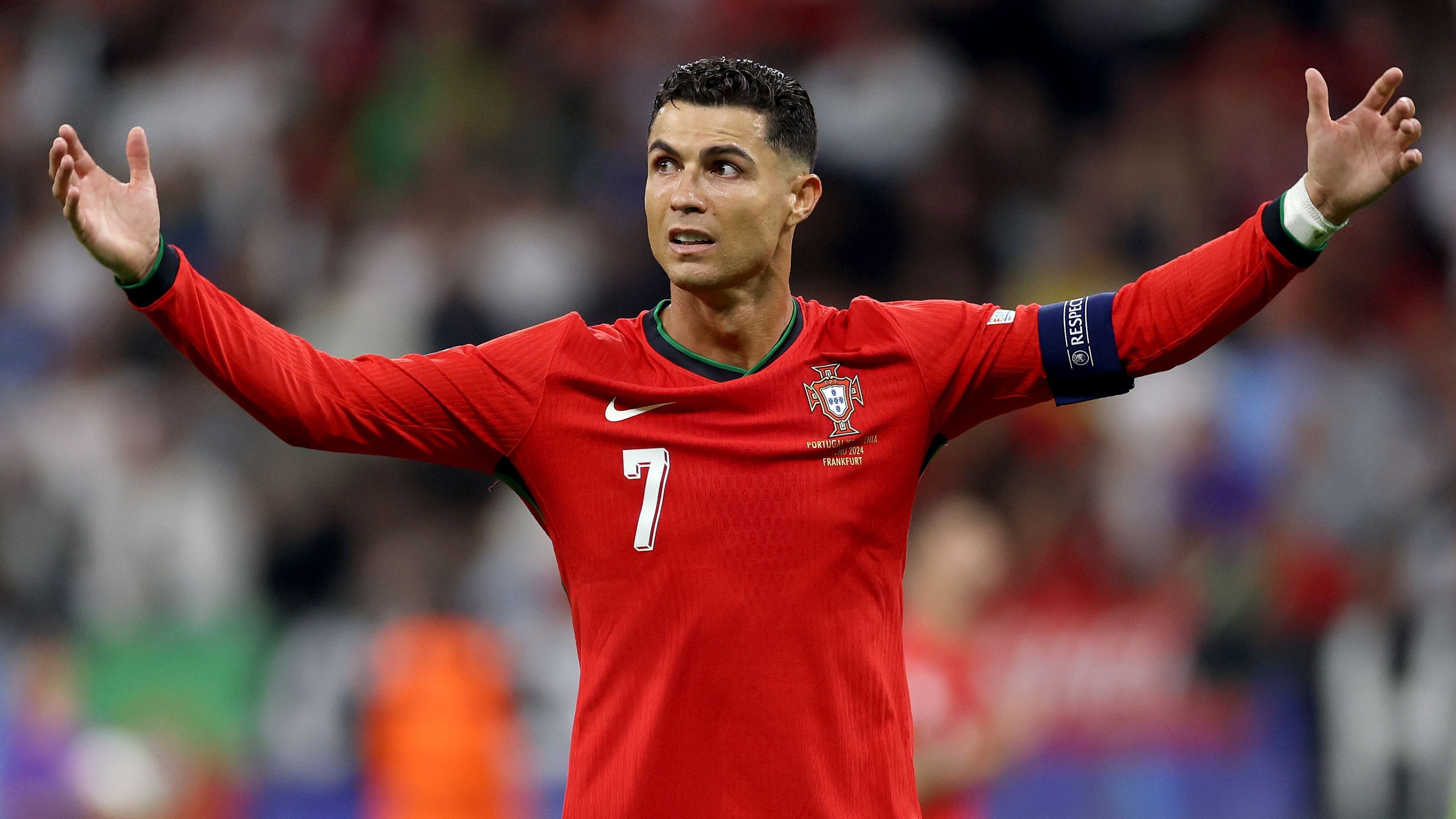 <strong>Cristiano Ronaldo</strong><br>Bist jetzt hat CR7 einen schweren Stand. Kein einziges Tor ist Cristiano Ronaldo gelungen, obwohl er stets so bemüht ist. Der verschossene Elfmeter gegen Slowenien war symptomatisch für den bisherigen Auftritt des 39-Jährigen von Al-Nassr. Immerhin: Ronaldo verwandelte unter großem Druck im Elfmeterschießen gegen die Slowenen und beteiligte sich so am Weiterkommen Portugals.