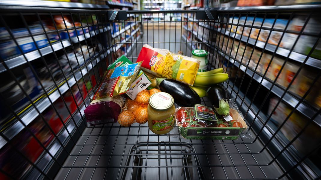 Verbraucher:innen in Deutschland müssen wieder mehr für Nahrungsmittel zahlen.