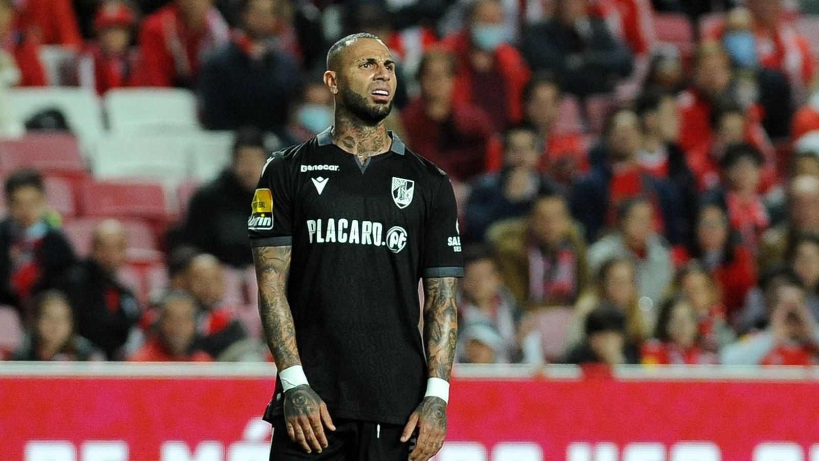 
                <strong>Ricardo Quaresma - 14 Rote Karten</strong><br>
                "Mister Außenrist" Ricardo Quaresma besetzt in der Rüpel-Elf den rechten Flügel. Der Portugiese spielt zwar auf einer Position, auf der man eher gefoult wird, anstatt selbst zu foulen, aber dank seines Temperaments und einigen Entgleisungen brachte er es bisher dennoch auf beachtliche 14 Platzverweise.
              
