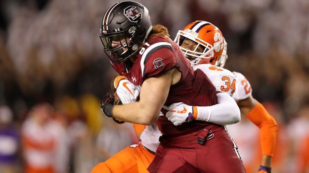 
                <strong>Hayden Hurst (Tight End)</strong><br>
                Hayden Hurst gilt mit 44 Receptions für 559 Yards als verlässliche Anspielstation. Neben zwei Touchdowns und einem Rushing Touchdown wusste er bei den South Carolina Gamecocks zudem als guter Blocker zu gefallen. Dennoch: Mit Runde 1 im Draft wird es für Tight Ends traditionell schwer, vor allem, wenn man schon 24 ist.
              