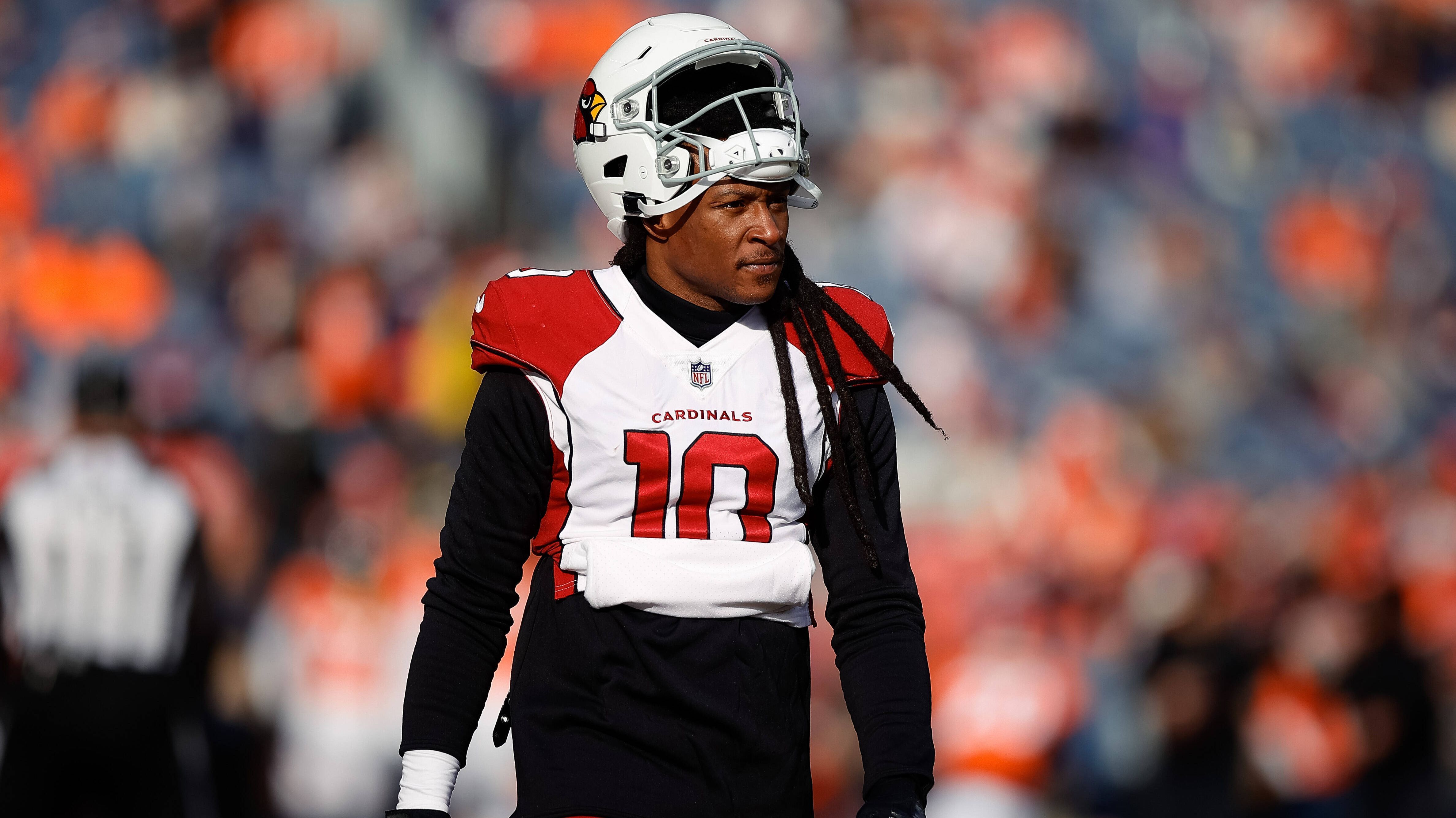 
                <strong>DeAndre Hopkins: Details zum Vertrag bei den Tennessee Titans</strong><br>
                Wie Rapoport weiter berichtet, handelt es sich um leistungsbezogene Boni. Sollte der Star-Receiver in einer Saison für die Titans mindestens 65 Catches, 750 Receiving Yards oder vier Touchdowns erzielen, würde er jeweils einen Minimalbonus von 250.000 Dollar zusätzlich erhalten. Doch es ist noch deutlich mehr möglich, wenn der Erstrundenpick von 2013 auch wie erhofft liefert.
              