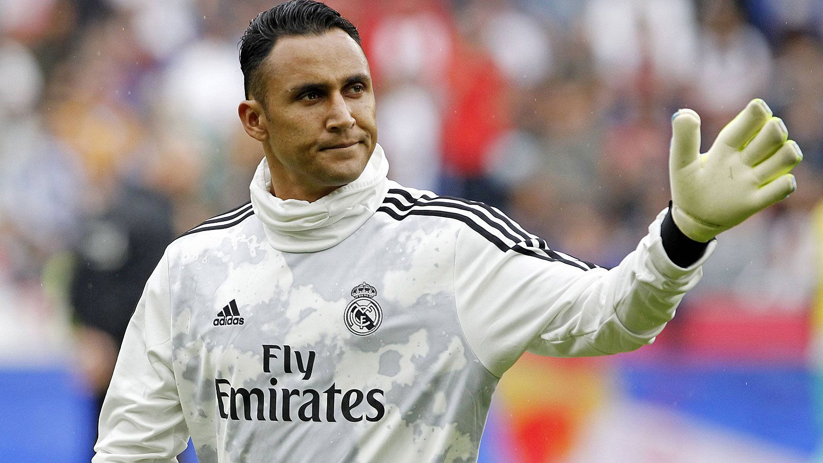 
                <strong>Keylor Navas (Paris St. Germain)</strong><br>
                Nach fünf Jahren bei Real Madrid hat Keylor Navas eine neue sportliche Herausforderung angenommen. Der Costaricaner unterschrieb einen Vertrag über vier Jahre bei Paris St. Germain. Die Ablöse soll laut spanischen Medien bei 15 Millionen Euro liegen. Der Keeper, der bei der WM 2014 auf sich aufmerksam machte, stand bei den "Königlichen" zuletzt klar im Schatten von Thibaut Courtois. Im Gegenzug zieht es einen PSG-Profi nach Madrid ...
              