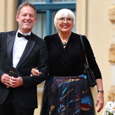 25. Juli 2024, Bayern, Bayreuth: Claudia Roth (Bündnis 90/Die Grünen), Staatsministerin für Kultur und Medien, kommt in Begleitung zur Eröffnung der Bayreuther Festspiele