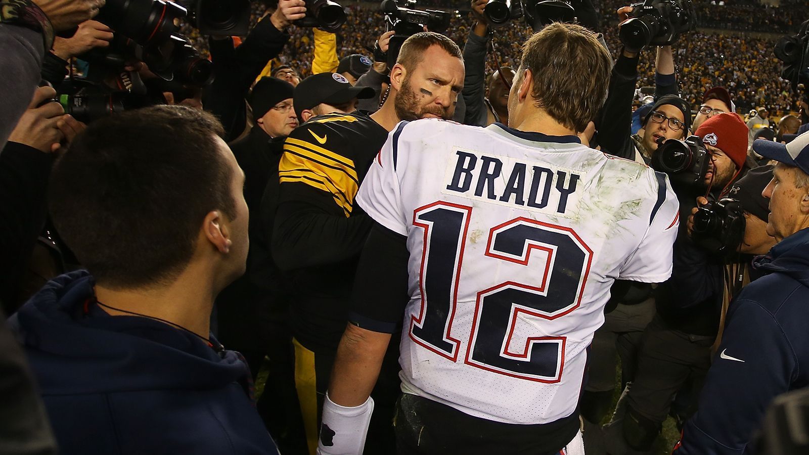 
                <strong>Woche 1: Pittsburgh Steelers at New England Patriots </strong><br>
                Beim ersten Sunday Night Game der neuen Saison wird es zum Duell zweier Legenden kommen. Tom Brady trifft mit den New England Patriots auf Ben Roethlisberger und die Pittsburgh Steelers. Die Vorsätze könnten kaum unterschiedlicher sein. Während die New England Patriots ihr sechstes Championship-Banner unter das Dach des Gilette-Stadiums hängen werden, bestreiten die Steelers das erste Pflichtspiel nach dem großen Offseason-Knall. Antonio Brown wurde weggetradet, Le'Veon Bell ist auch kein Steeler mehr und JuJu Smith-Schuster wird beweisen müssen, dass er Brown nicht nur auf Twitter in den Schatten stellen kann. 
              