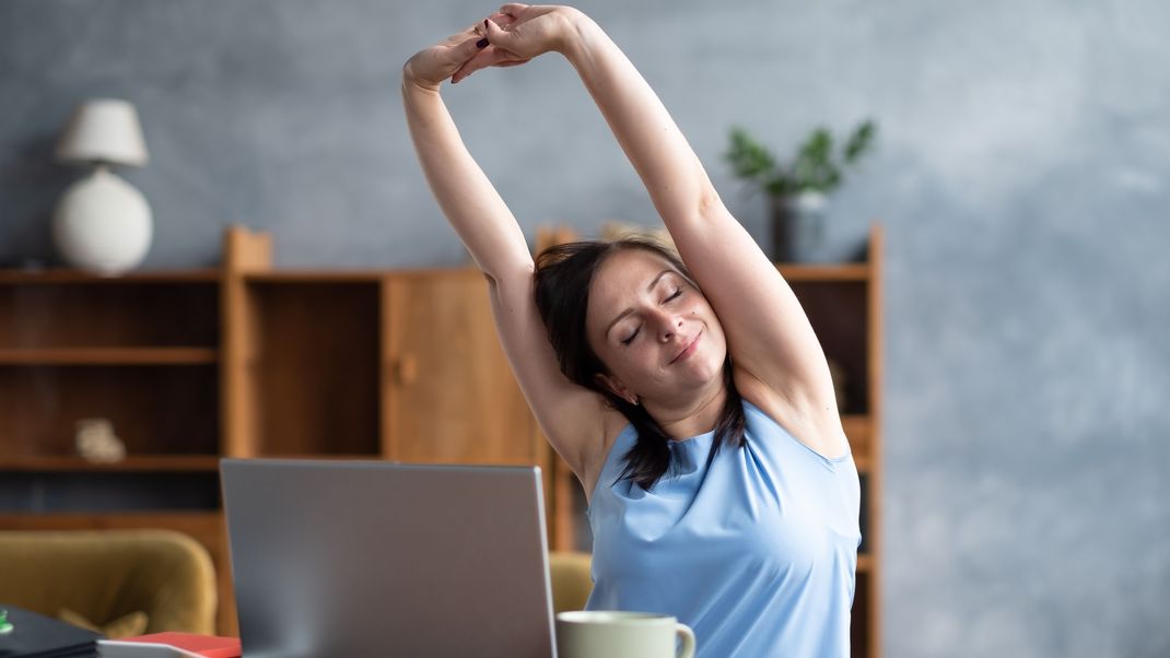 Sich im Büro genügend zu bewegen ist gar nicht so einfach. Wir zeigen, wie du Yoga-Übungen in deinen Arbeitsalltag integrieren kannst. 