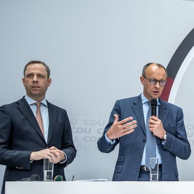 CDU-Chef Merz im April mit Generalsekretär Czaja (l) und Parteivize Linnemann (r)