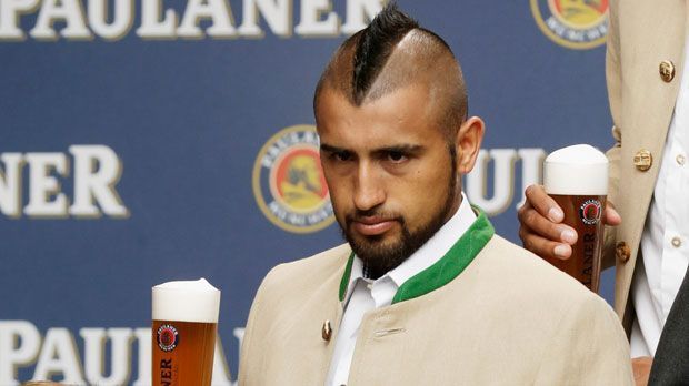 
                <strong>Vidal in Tracht</strong><br>
                Nicht gerade erfreut schaut Bayerns neuer Mittelfeldspieler Arturo Vidal. Der Chilene wurde für das Shooting und den traditionellen Abend des FC Bayern auf dem Münchner Oktoberfest ebenfalls neu eingekleidet. Vielleicht kommt bis dahin auch bei ihm noch "Wiesn-Stimmung" auf.
              