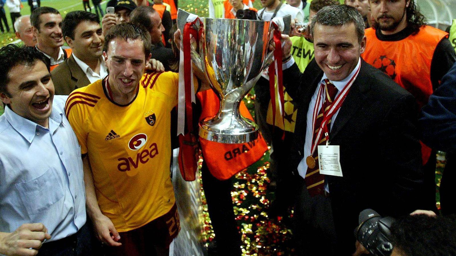 
                <strong>Erster Titel im Profibereich</strong><br>
                Am Bosporus gab es für Ribery 2005 auch den ersten Titel seiner Profikarriere. Mit Galatasaray gewann der Offensivspieler den türkischen Pokal - was gleichzeitig zu seinem persönlichen Abschiedsgeschenk an den Verein aus Istanbul wurde. Nach nur sechs Monaten verabschiedete sich der damalige Shootingstar nämlich schon wieder, es ging für ihn zurück in die Ligue 1. 
              