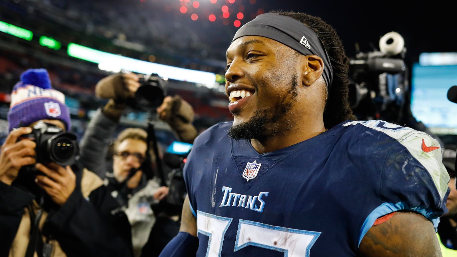 
                <strong>Week 14: Derrick Henry stellt Rekord für längsten Touchdown-Lauf ein</strong><br>
                Beim 30:9-Sieg seiner Tennessee Titans gegen die Jacksonville Jaguars war Running Back Derrick Henry nicht zu halten. Der Heisman-Trophy-Gewinner von 2015 spulte 238 Yards mit vier Touchdowns bei nur 17 Läufen ab. Dabei stellte er außerdem den Rekord für den längsten Touchdown-Lauf der NFL-Geschichte ein. Im zweiten Viertel lief er unglaubliche 99 Yards, also fast über die komplette Länge des Feldes, bis in die Endzone und brach dabei mehrere Tackles. Ein so langer Touchdown-Lauf war zuvor nur Tony Dorsett von den Dallas Cowboys 1983 gelungen. Seine Teamkollegen feierten den Touchdown euphorisch. "Jeder ist komplett ausgerastet. Es war ein verrücktes Play", sagte Henry nach dem Spiel.      
              