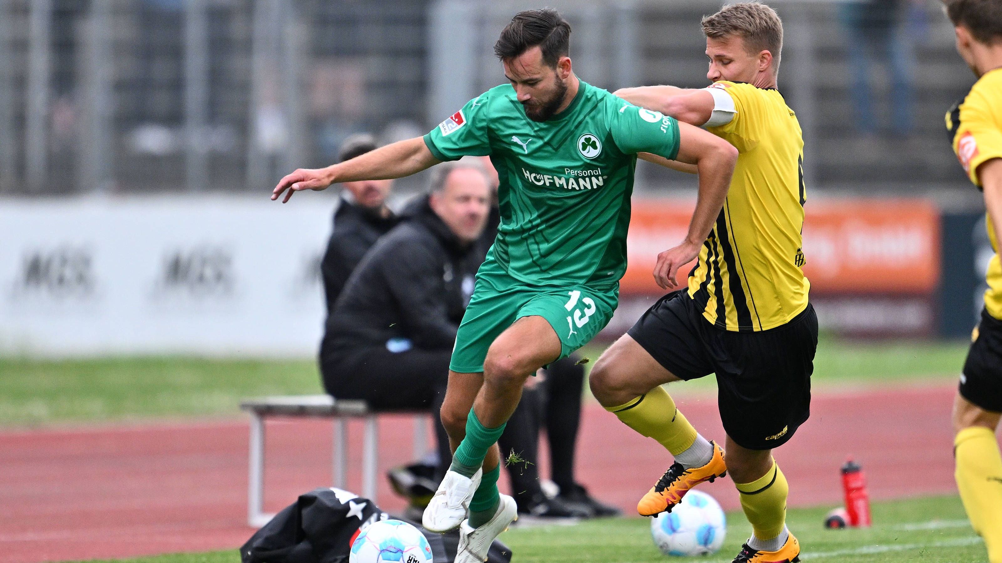 <strong>SpVgg Greuther Fürth - Auswärtstrikot</strong><br>Das dynamische Design des Auswärtstrikots kommt bei Fürth durch die verschiedenfarbigen grünen Akzente und besonders durch die Musterung zustande. Auch hier stehen die Worte "Fußball auf Fränkisch" im Nacken.