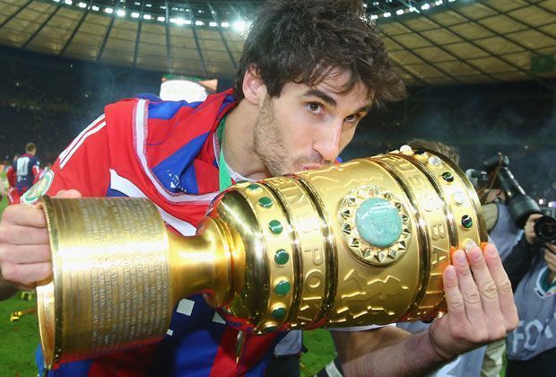 
                <strong>Zehntes Double: So feiern die Bayern</strong><br>
                Wie in jedem Jahr werden auch 2014 besondere Nettigkeiten zwischen Spielern und Pokal ausgetauscht, hier zeiht Javi Martinez seine Zuneigung.
              