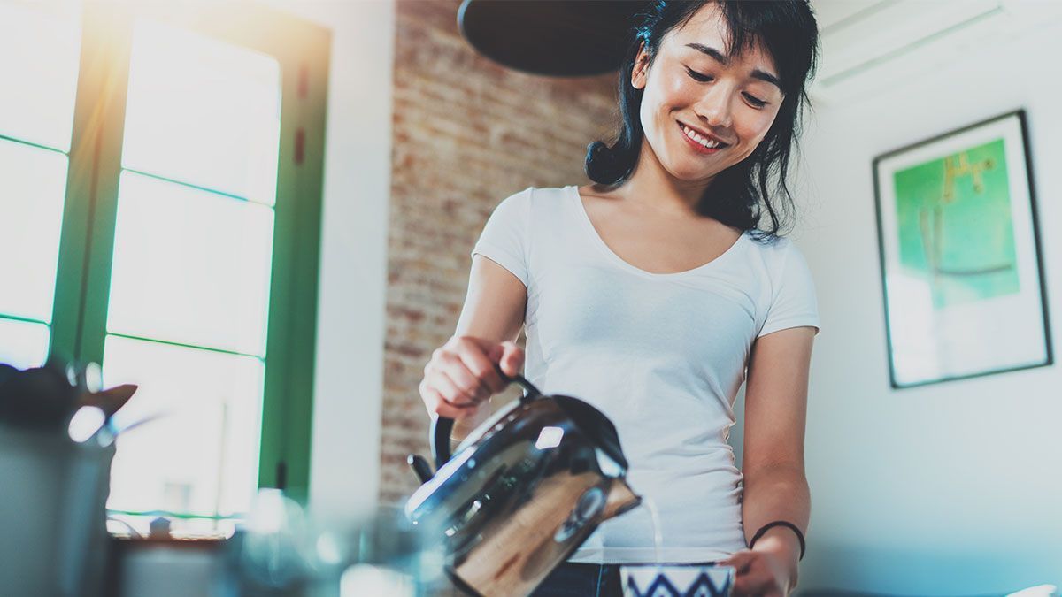 Eine Tasse Schwarzer Tee regt den Organismus an und fördert die Konzentration – kennt ihr auch die Beauty-Hacks?