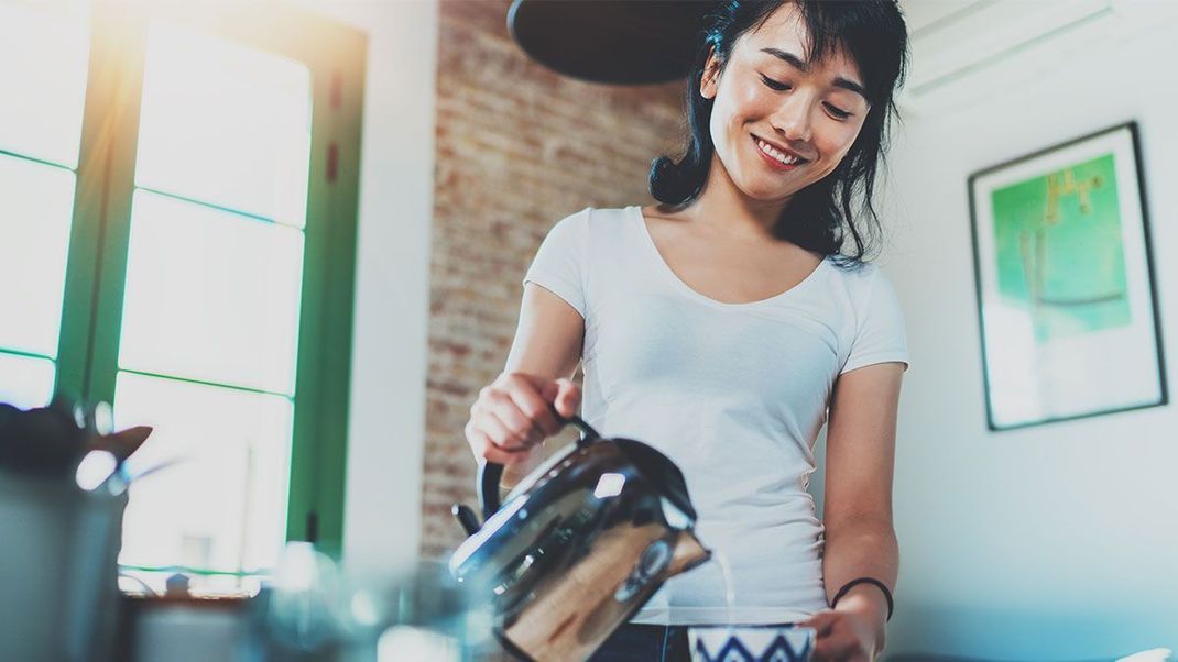 Eine Tasse Schwarzer Tee regt den Organismus an und fördert die Konzentration – kennt ihr auch die Beauty-Hacks?