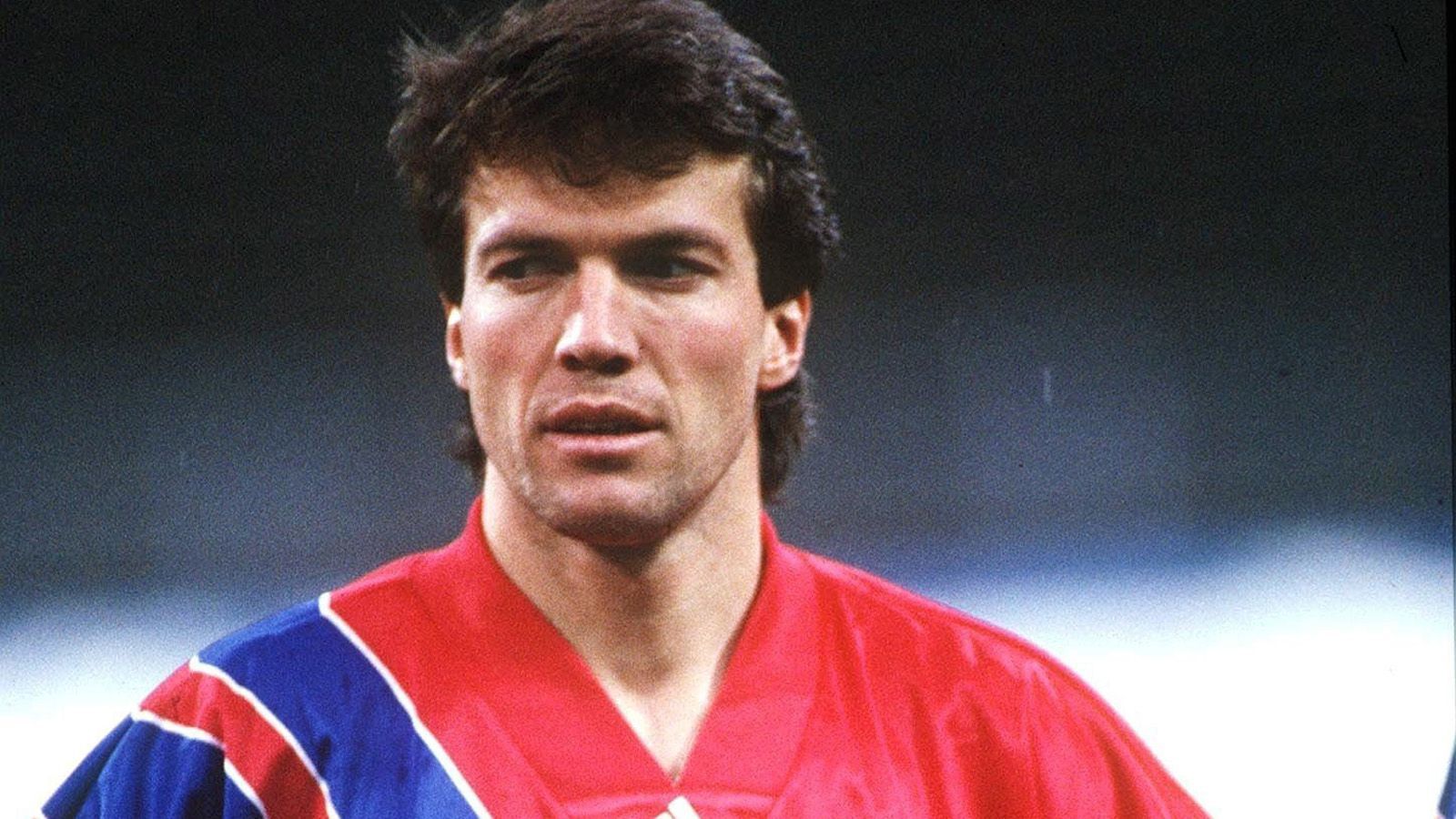 
                <strong>Platz 8: Lothar Matthäus (FC Bayern München)</strong><br>
                Platz acht geht an Lothar Matthäus, der den Ball am 26. April 1986 nach 13 Sekunden gegen seinen Ex-Klub Borussia Mönchengladbach ins Tor bugsierte.
              