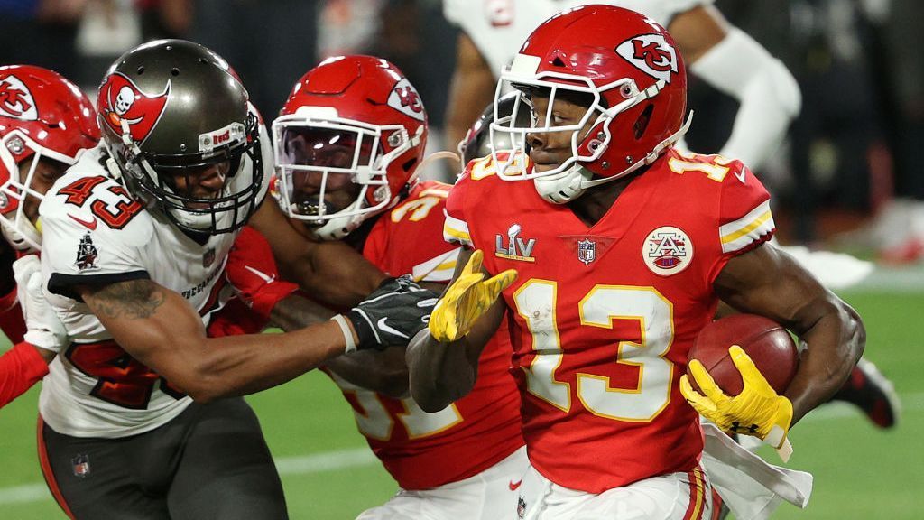 
                <strong>Chiefs: Wide Receiver</strong><br>
                Der Super Bowl offenbarte neben der Offensive Line auch eine weitere Baustelle der Kansas City Chiefs: Die Wide Receiver. Während man bei Tyreek Hill von einer Ausnahme-Leistung im negativen Fall sprechen kann, hatten die anderen Receiver deutliche Probleme, sich frei zu laufen und die Bälle zu fangen. Zudem werden Sammy Watkins und DeMarcus Robinson Free Agents. Aktuell sind neben Hill nur noch Byron Pringle (im Bild) und Mecole Hardman auf dem Roster, die sich bereits bei den Chiefs bewiesen haben.
              