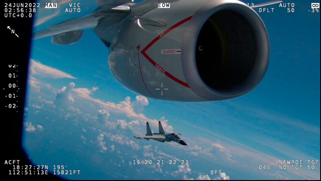 Dieses Bild aus einem vom Verteidigungsministerium zur Verfügung gestellten Video zeigt das Abfangen eines US-Kampfflugzeugs durch chinesische Flugzeuge im Pazifik am 23. Juni 2022. 