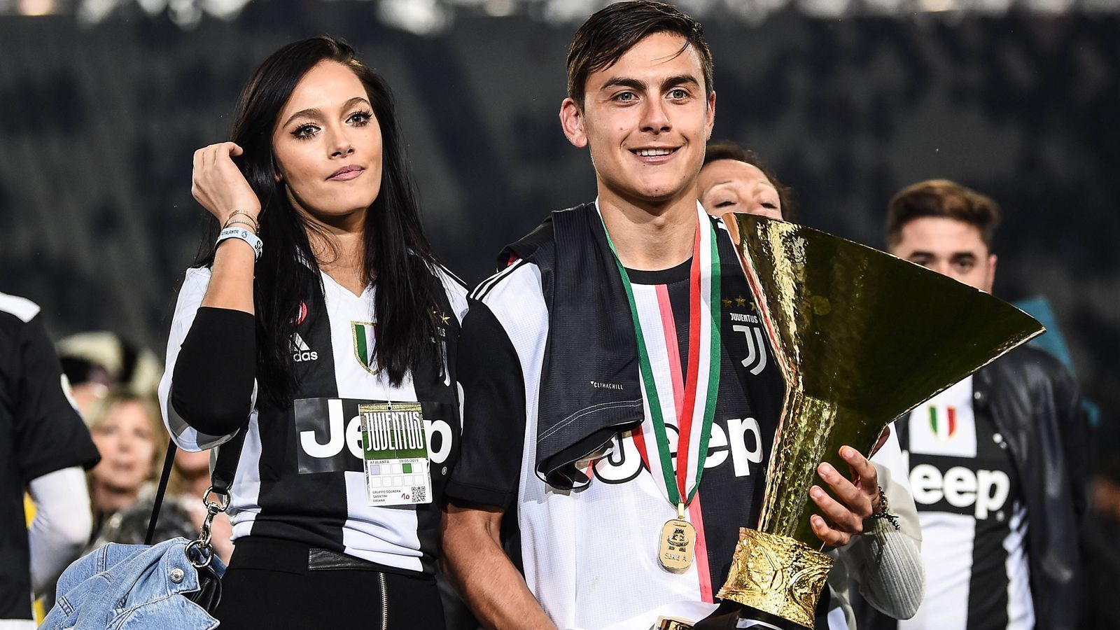 
                <strong>Platz 4: Oriana Sabatini </strong><br>
                Wie der Juve-Star Paulo Dybala, so stammt auch dessen Freundin Oriana Sabatini aus Argentinien. Die Nichte der früheren Tennisspielerin Gabriela Sabatini ist in ihrer Heimat als Sängerin ein Star. Die 25-Jährige hat neben ihrer Musikkarriere die Kohle aus ihren Social-Media-Auftritten als Haupteinnahmequelle. Durch ihre rund sechs Millionen Follower allein bei Instagram soll Sabatini zirka 29.000 Euro verdienen - für jeden Post, den sie absetzt. Kurios: Selbst der Instagram-Account von Dybalas und Sabatinis zwei Akita-Hunden hat bald auch 40.000 Follower. Punkte im "Sun"-Spielerfrauen-Ranking: 72
              