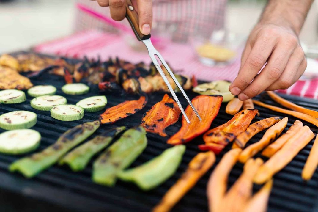 Verschiedene Gemüse liegen auf einem Grill