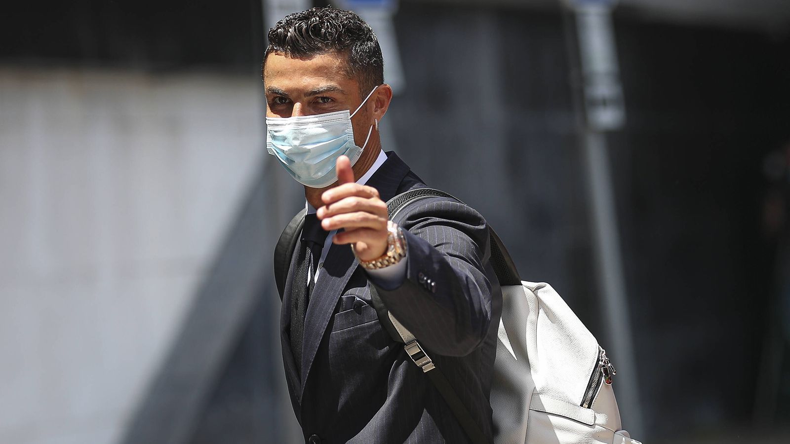 
                <strong>So lief Ronaldos Auftritt gegen Ungarn</strong><br>
                Bem-vindo, Cristiano! Ronaldo bei der Ankunft am Stadion in Budapest. 
              