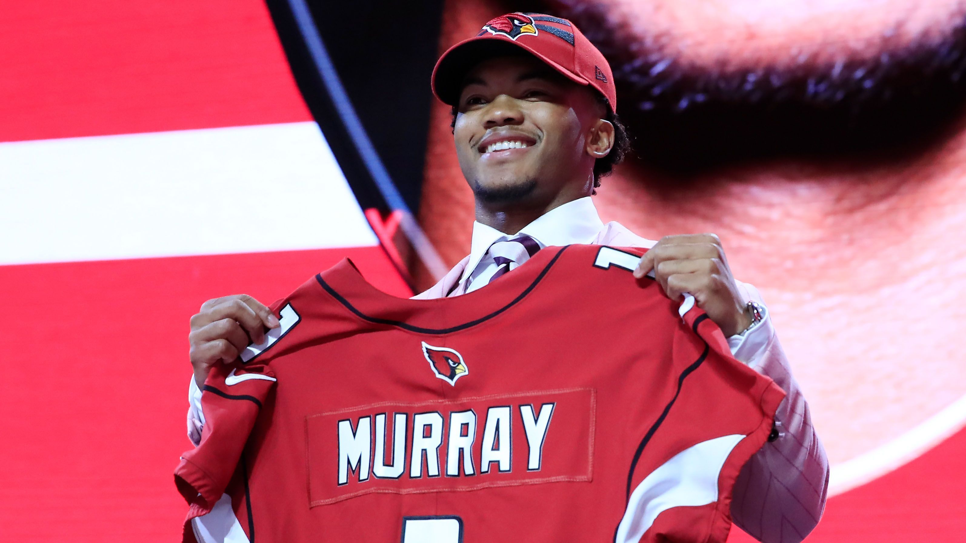 
                <strong>2019: Kyler Murray (Arizona Cardinals)</strong><br>
                In Head Coach Kliff Kingsbury hatte Kyler Murray seinen größten Fan schon im College überzeugt. Der Pick der Arizona Cardinals kam im Draft 2019 daher nicht überraschend. Mit einigen spektakulären Plays als Läufer sorgte Murray in seiner Rookie-Saison für Schlagzeilen. In seiner zweiten Spielzeit stand er in allen 16 Spielen auf dem Rasen und warf für 3971 Yards. Hinzu kamen 819 Rushing Yards. Zwar verpassten die Cardinals den Einzug in die Playoffs denkbar knapp, doch Murray stellte seine Qualitäten bereits unter Beweis und gilt als die Zukunft der Franchise aus Glendale.
              