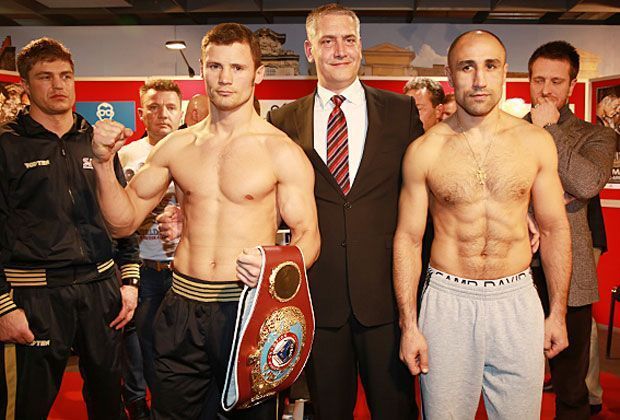 
                <strong>Robert Stieglitz vs. Arthur Abraham: das Wiegen</strong><br>
                Auch beim zweiten Versuch will es nicht klappen: Die Waage zeigt erneut 76,5 Kilogramm an. Abraham tobt: "Eine Frechheit. Die haben an der Waage was gemacht. Ich habe es gesehen. Unsportlichkeit sondergleichen."
              