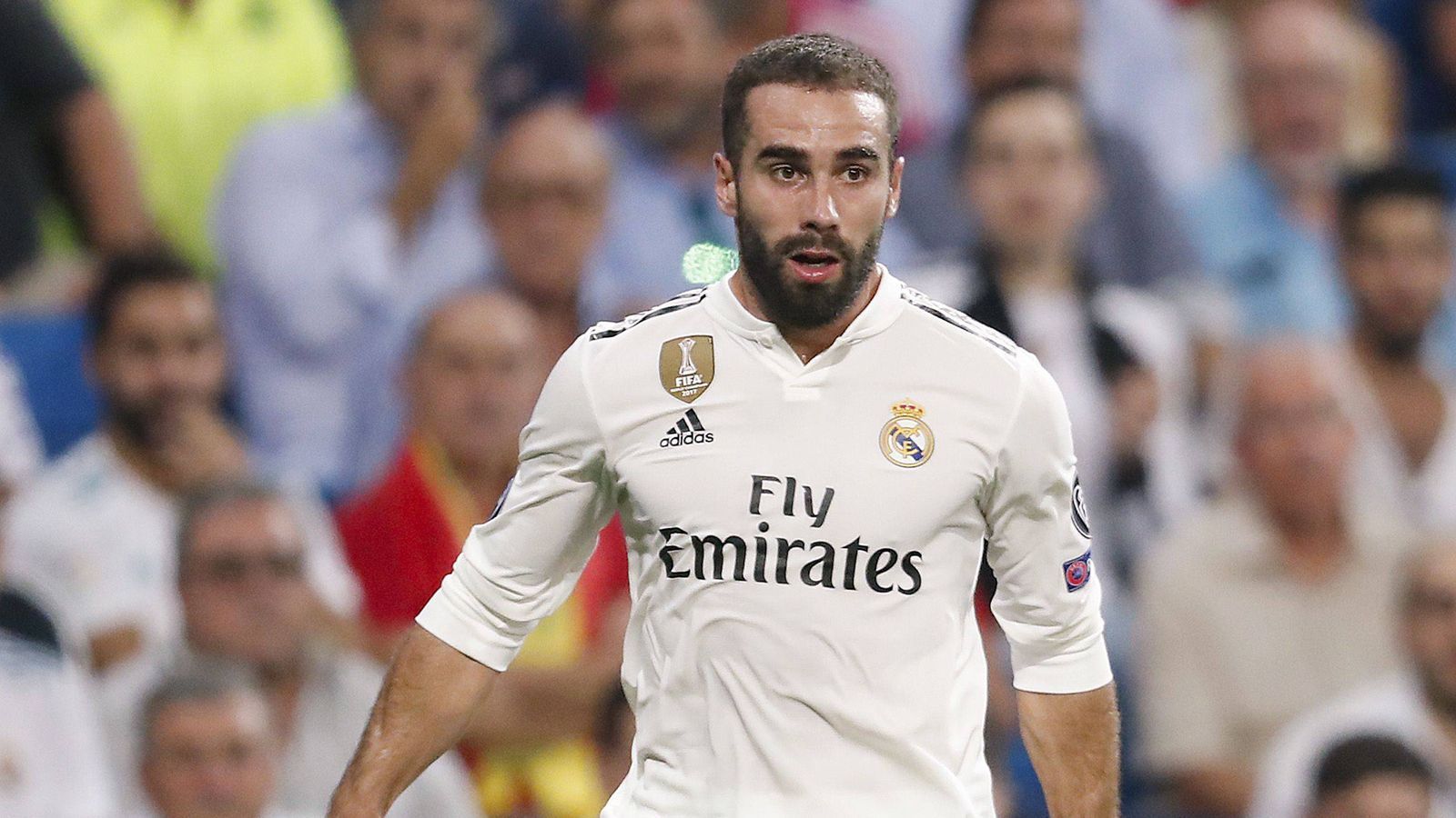 
                <strong>Daniel Carvajal (Real Madrid)</strong><br>
                Er könnte Reals teuerster Verteidiger sein. Wie "Football Leaks" berichtet, sollen die Königlichen die Ablösesumme für den 26-Jährigen vertraglich auf stolze 350 Millionen Euro festgesetzt haben. Die Details stammen angeblich aus dem Arbeitspapier, das Carvajal bei seinem Wechsel 2013 unterzeichnete. Der Spanier soll damals außerdem einem Gehalt von rund 1,7 Millionen Euro zugestimmt haben - im Sommer 2015 hat er wohl aber im Rahmen seiner Verlängerung eine Gehaltserhöhung bekommen.
              