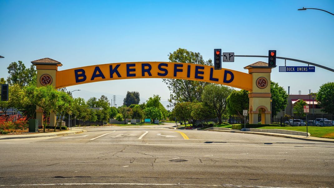 Das Willkommensschild "Bakersfield Neon Arch" gilt als Wahrzeichen der Stadt Bakersfield.