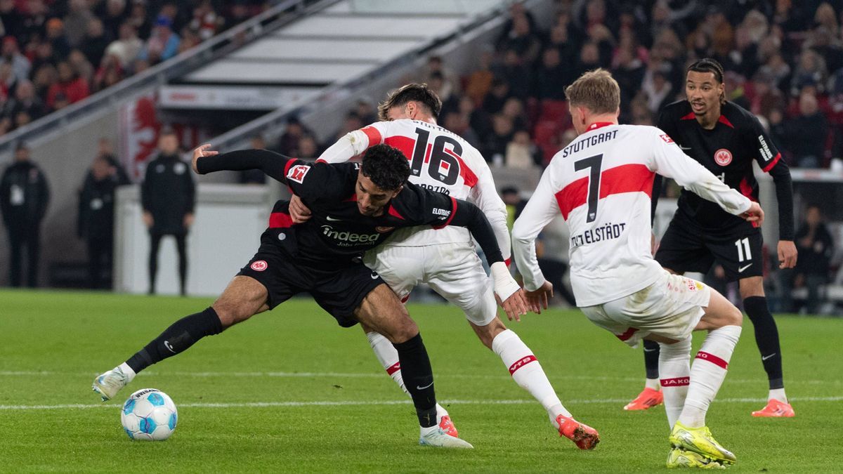 v.li. Omar Marmoush (Eintracht Frankfurt, 07), Atakan Karazor (VfB Stuttgart, 16), Maximilian Mittelstaedt (VfB Stuttgart, 07) GER, VfB Stuttgart vs. Eintracht Frankfurt, Fussball, Herren, 1. Bunde...