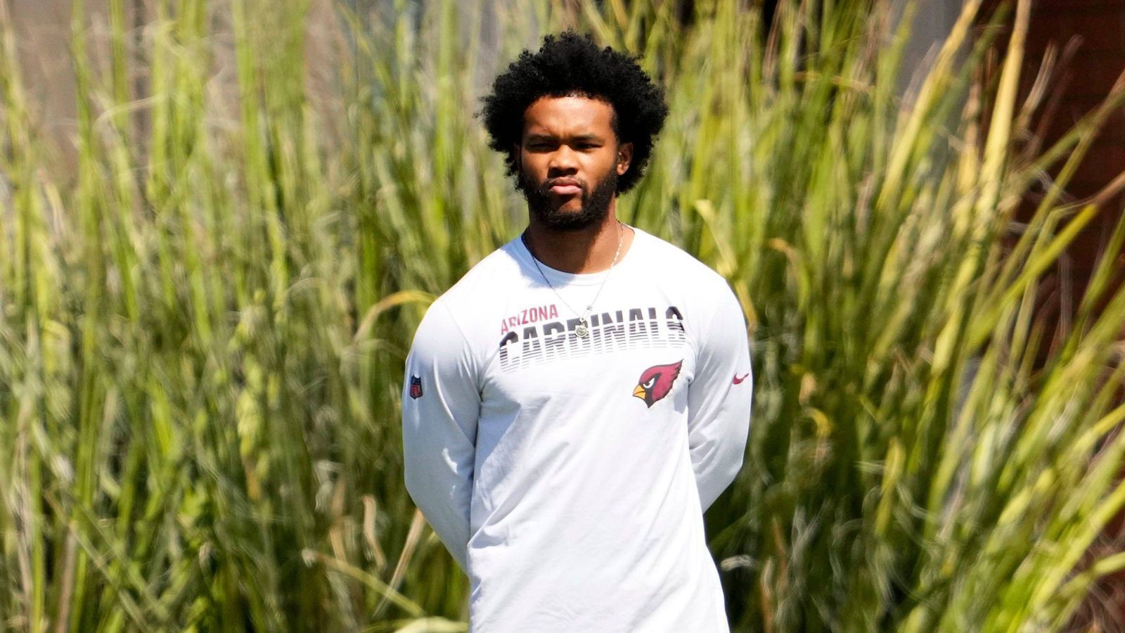 
                <strong>PLATZ 18: Kyler Murray - Quarterback der Arizona Cardinals </strong><br>
                Riss sich in Woche 11 das Kreuzband, aktuell ist noch fraglich, ob er bis zum Saisonauftakt fit wird. Murray blickt bislang auf eine gute, aber keine nachhaltig überragende NFL-Karriere zurück. Zuletzt kassierte er Kritik vom ehemaligen General Manager Steve Keim, der erklärte, dass Murray "noch wachsen müsse" und dass Spieler wie er "weiterhin lernen müssen, was es braucht, um großartig zu sein". Auf eine starke Saison 2021 (100er Passer Rating) folgte 2022 ein leistungstechnischer Rückschritt. Ob er sich nun unter dem neuen Offensive Coordinator Drew Petzing und dem neuen Head Coach Jonathan Gannon stabilisieren kann? (Wettquote: +3500)
              