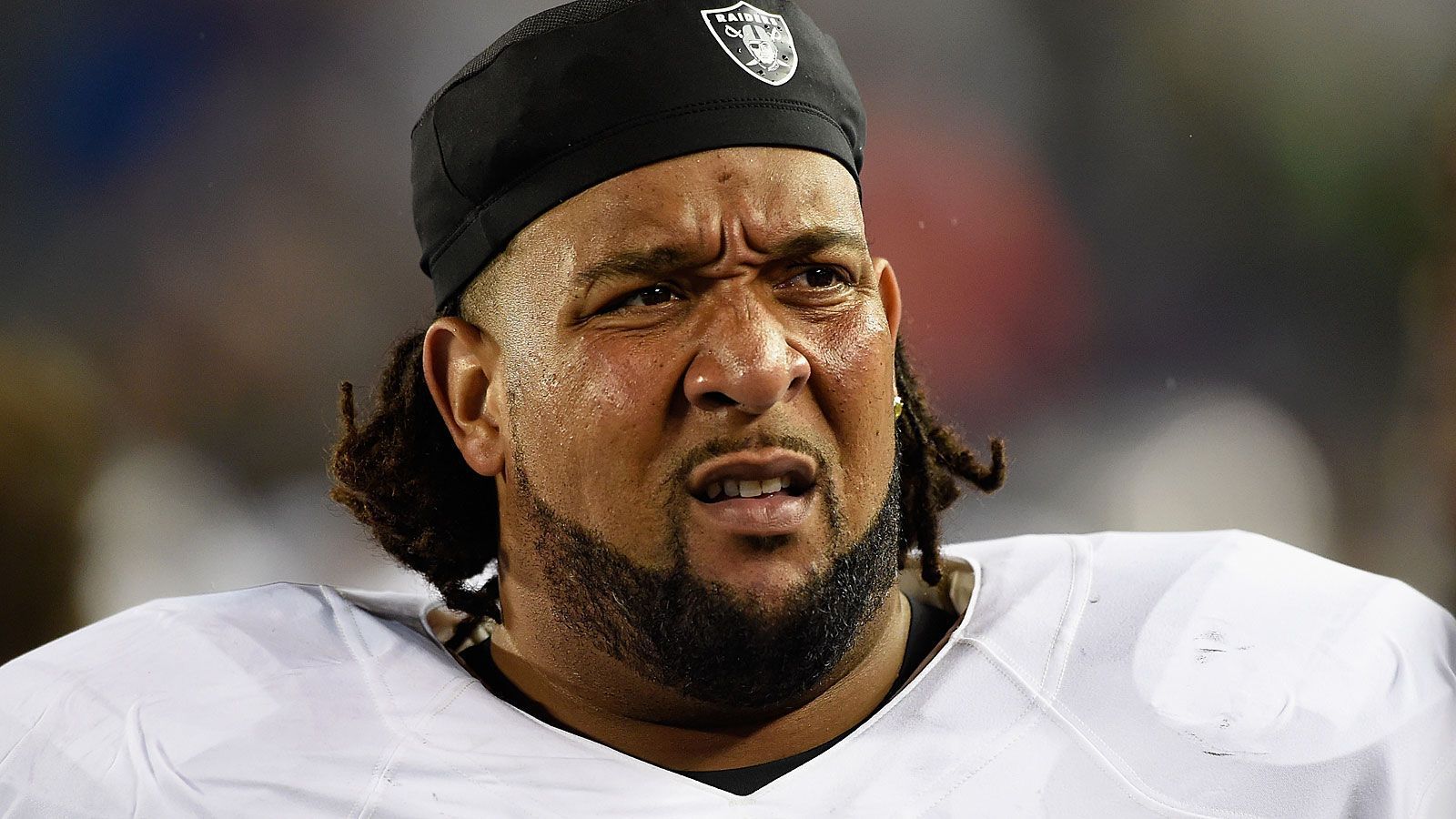 
                <strong>Donald Penn</strong><br>
                Position: Offensive TackleGeburtstag: 27. April 1983NFL seit: 2007 (ungedraftet)Bisherige Klubs: Tampa Bay Buccaneers, Oakland RaidersGehalt 2018: 4,3 Mio. DollarHinter der Form des Quarterback-Bodyguards steht ein großes Fragezeichen. Nur in vier Spielen der vergangenen Saison mischte Penn mit - ansonsten machte ihm eine Beinblessur einen Strich durch die Rechnung.
              