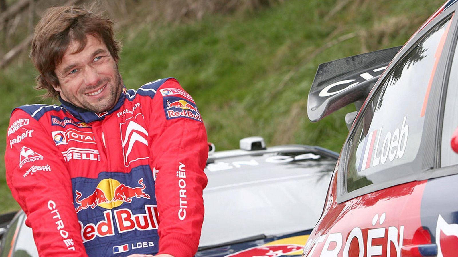 
                <strong>Sebastien Loeb</strong><br>
                Neben Sainz zählt auch Sebastien Loeb zur Creme de la Creme des Rallyesports. Was den Franzosen, der für Lewis Hamiltons X44-Team startet, aber noch einmal abhebt von der Konkurrenz, ist die nahezu unglaubliche Dominanz, mit der er zwischen 2004 und 2012 neun WRC-Siege in Folge sammelte - Weltrekord. Selbst Loebs Landsmann Sebastien Ogier, der die Rallye-WM zuletzt beherrschte, gewann bisher "nur" sieben Titel (davon sechs in Folge). Damit ist Loeb nicht nur einer der erfolgreichsten Rennfahrer, sondern einer der erfolgreichsten französischen Sportler der Geschichte. Kein Wunder also, dass Formel 1-Rekordchampion Hamilton "Super Seb" unbedingt in seinem Team haben wollte.
              