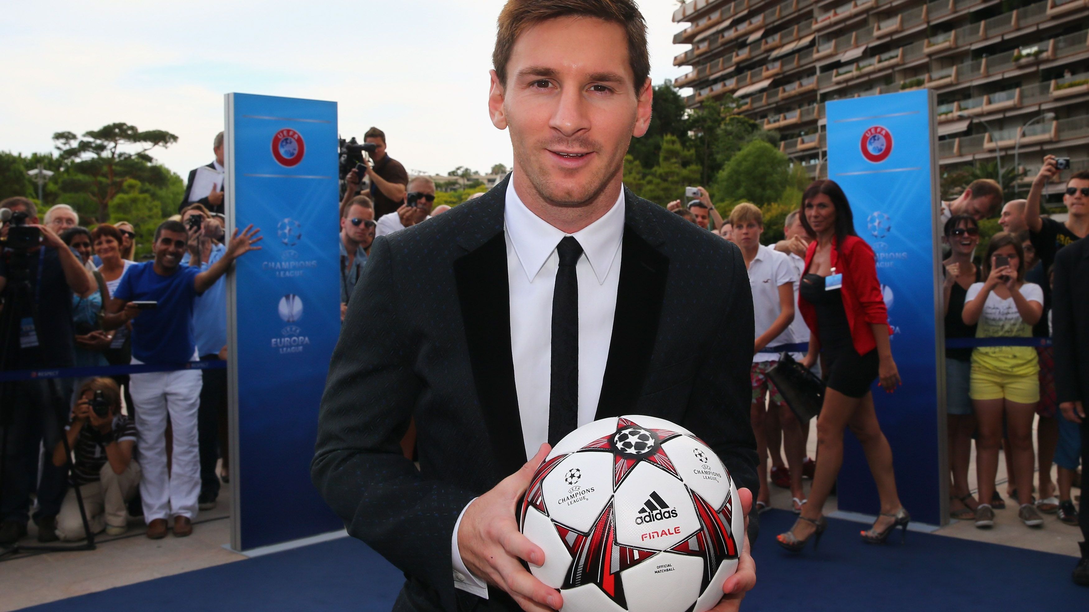 <strong>Saison 2013/14</strong><br>Lionel Messi mit dem offiziellen Spielball der Saison 2013/14.