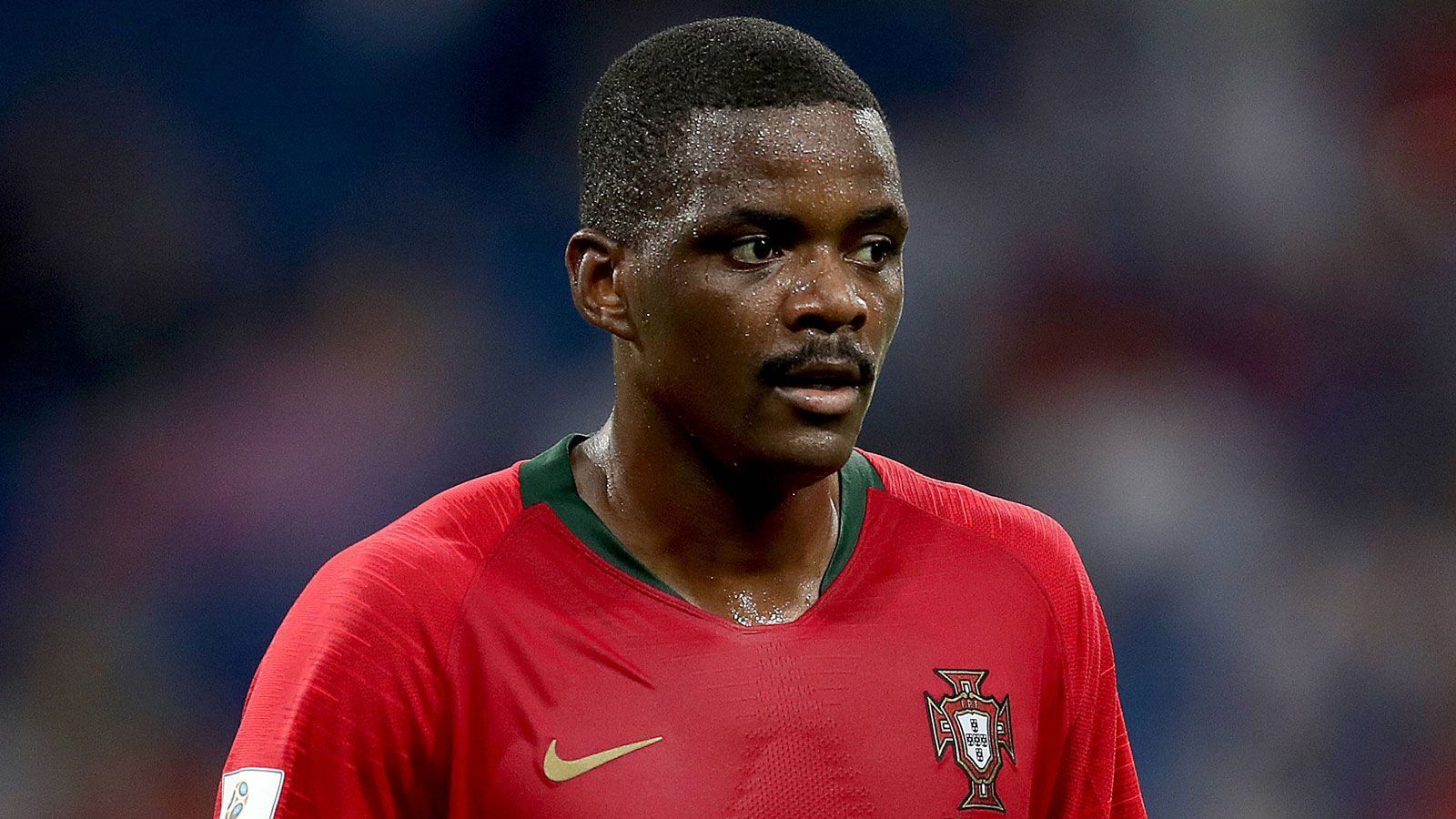 
                <strong>William Carvalho (Portugal)</strong><br>
                Die Aufgabe, Spaniens Andres Iniesta aus dem Spiel zu nehmen, erledigte Carvalho gar nicht so schlecht. Wenn er sich jedoch mal den Ball erkämpfte, vertändelte ihn der Profi von Sporting Lissabon oftmals zu leichtfertig wieder, wodurch er seine fleißige Arbeit gegen den Ball selbst wieder zunichte machte. Nach vorne konnte Portugals Nummer 14 kaum Akzente setzen. ran-Note: 3
              