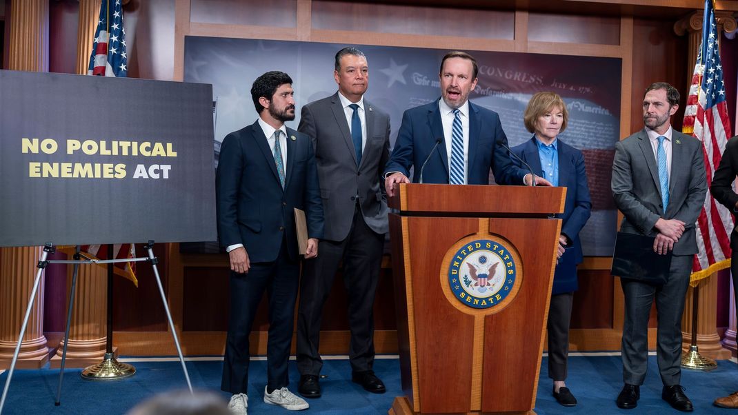 Senator Chris Murphy (Mitte) und weitere Demokrat:innen werben für ein Gesetz zum Schutz der Redefreiheit nach der Suspendierung von Jimmy Kimmel.