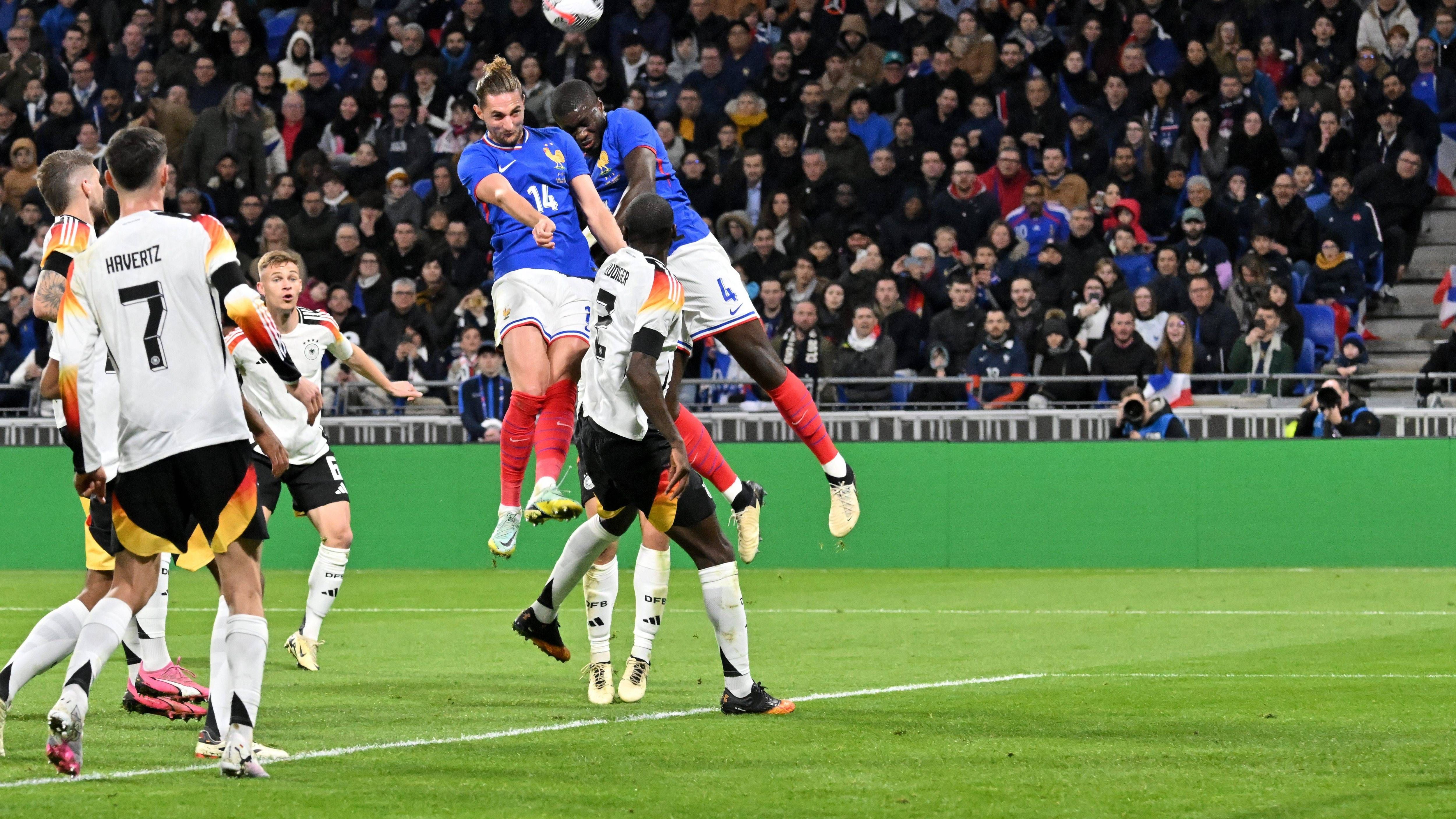 <strong>Adrien Rabiot</strong><br>Fällt vor allem defensiv auf, weil er das deutsche Spiel immer wieder ins Stocken bringen kann. Ist im Ballvortrag aber häufig eher ein Hindernis als eine große Hilfe. Versteckt sich zudem eher, als sich aktiv anzubieten. <em><strong>ran</strong></em>-Note: 4